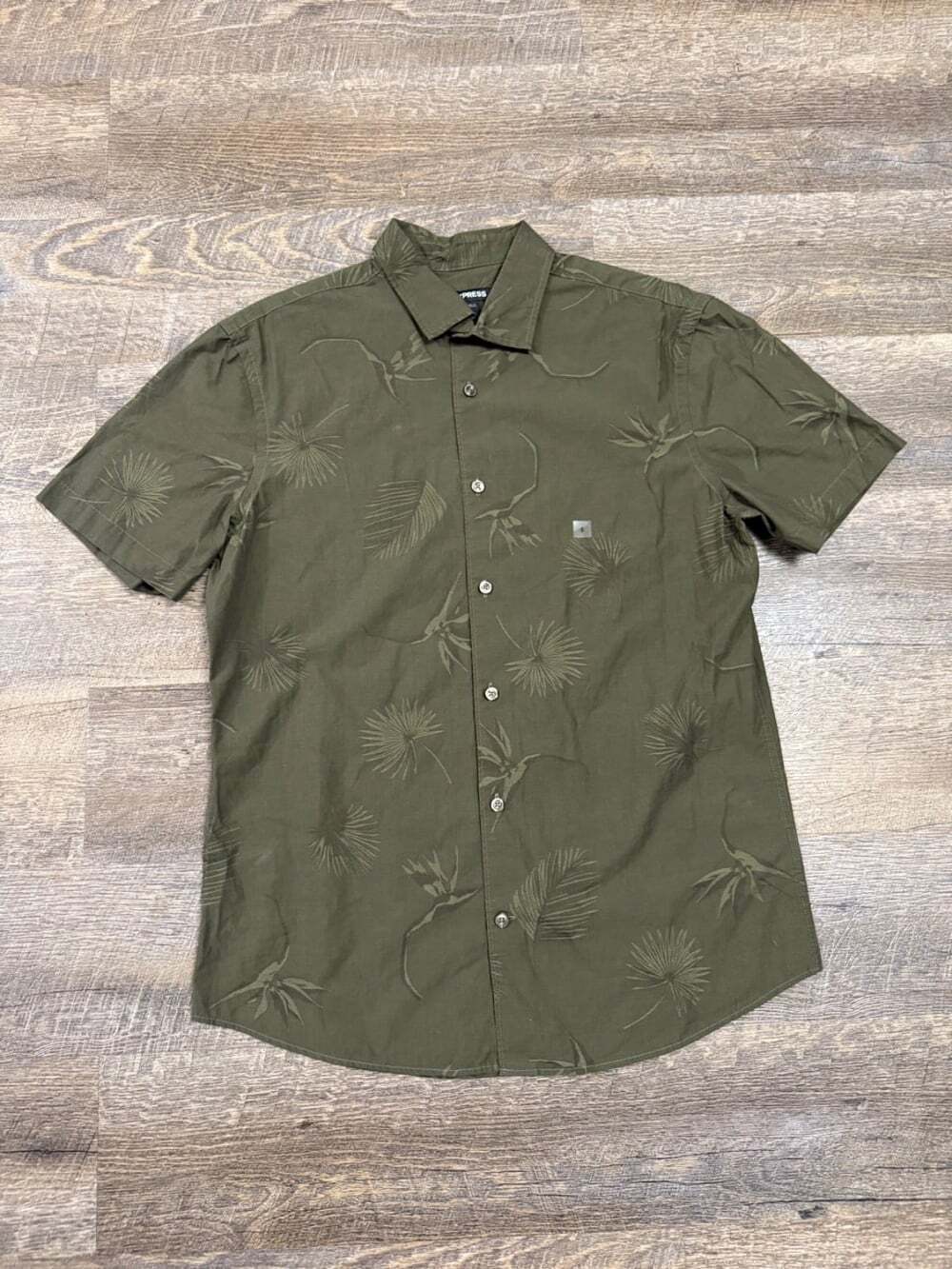 NWT Express GREEN Button Up Shirt Leaf Print 100% cotton Short Sleeve Hawaiian